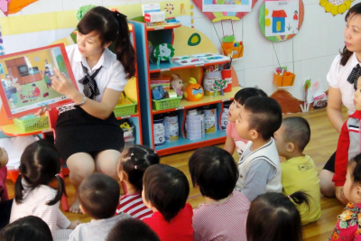 cô và trẻ